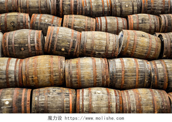 许多木制的桶叠一叠的威士忌酒和葡萄酒的旧木制琵琶桶